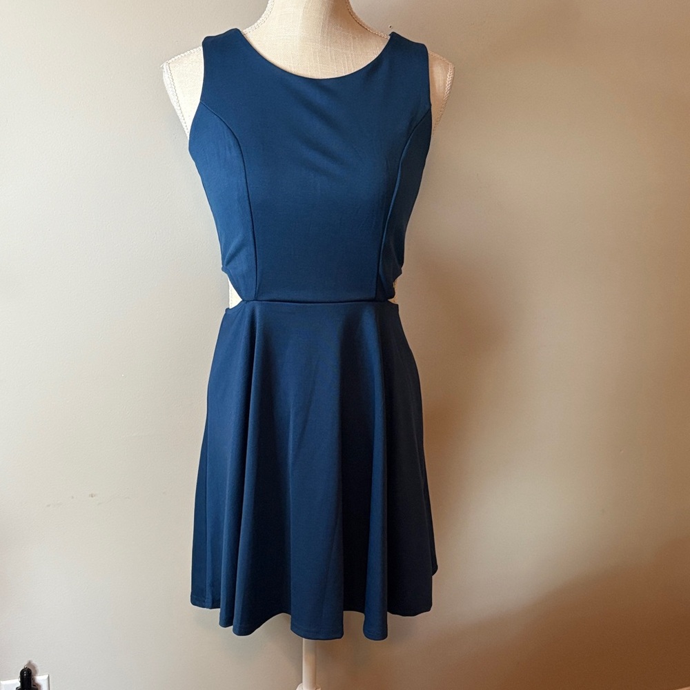 Chic Sleeveless Navy Dress - Picture 2 of 9